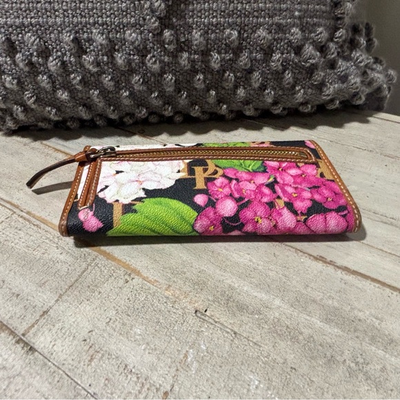 ❤️Dooney & Bourke Hydrangea Leather Clutch Wallet - Picture 3 of 5